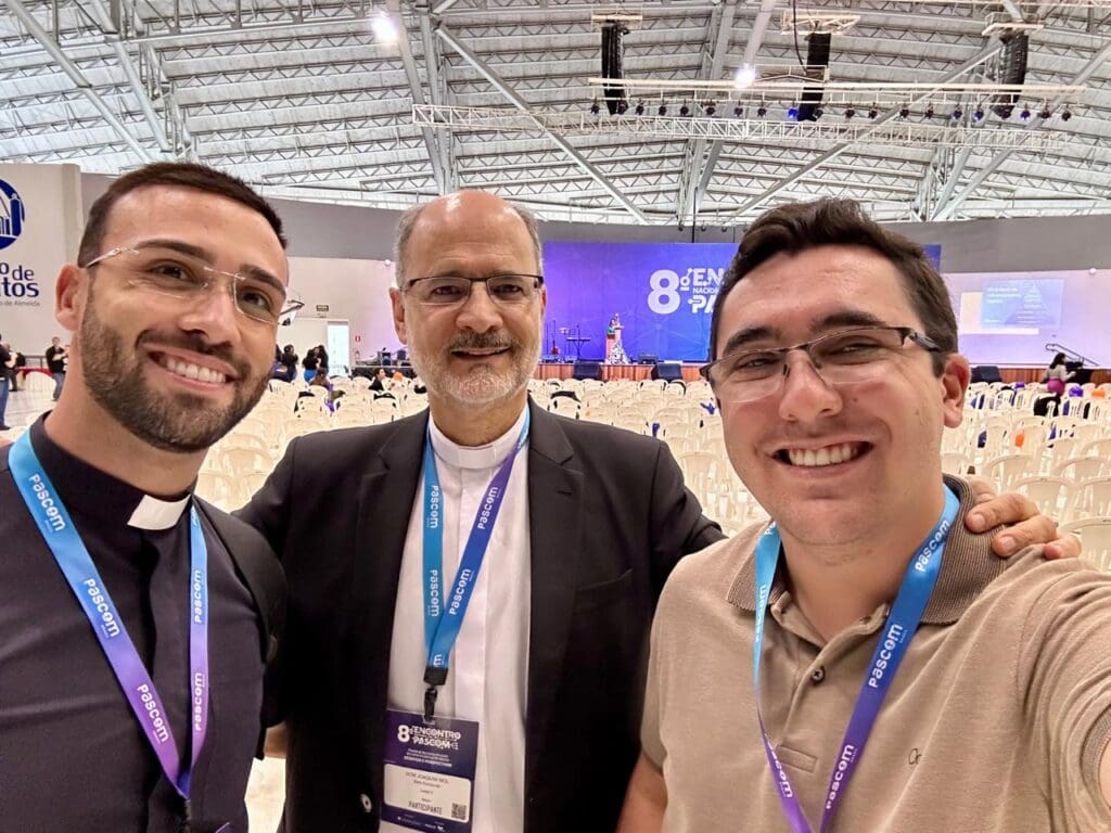 Padre João Paulo e Seminarista Elias com Dom Joaquim Mol, bispo referencial da Comunicação no Regional Leste 2