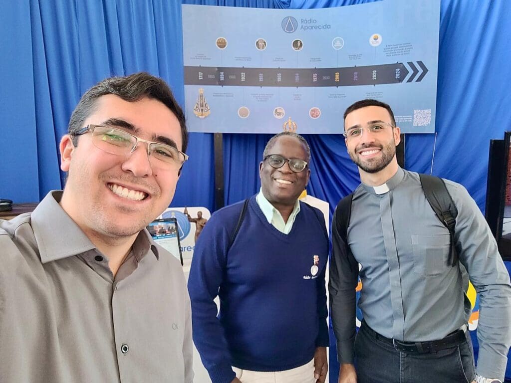 Seminarista Elias e Padre João Paulo com o Padre Vanderlei, diretor da Rádio Aparecida